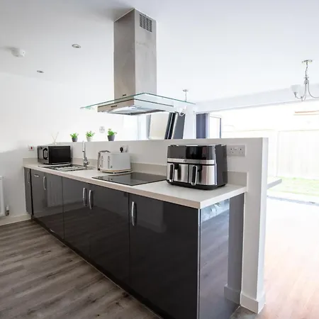 Luxury Deluxe - 4 Bedrooms - 6 Beds - 10 Guests - Private Parking - Contractors Welcome - Trafford Stretford 맨체스터