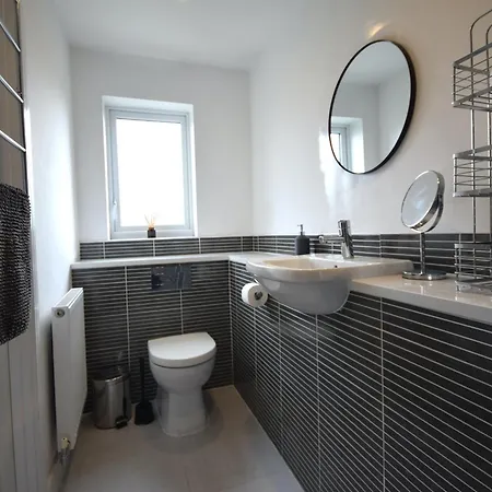 Modern 3br With Garden And Parking Mcr *