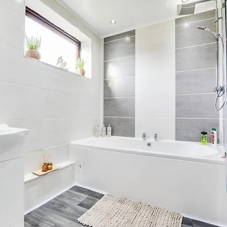 בית נופש New 3 Bedroom Stylish With Drive & Garden מנצ'סטר