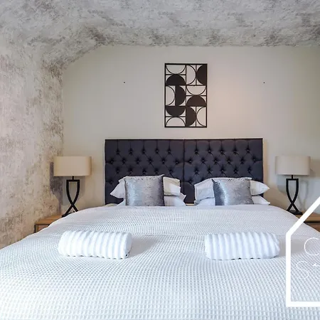 Spacious 3 Bed With Pac-man, Darts And 2 Parking Spaces *