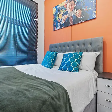 4 Bedroom House In Eccles, Trafford, - Sleeps 10 - 3 Double Beds - 4 Single Beds - Free Parking, Garden & Fast Fibre Wi-fi - Close To Trafford Centre, Mediacityuk, Salford Quays, And Both Old Trafford Stadiums *