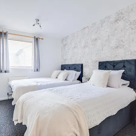 New 3 Bedroom Stylish With Drive & Garden מנצ'סטר