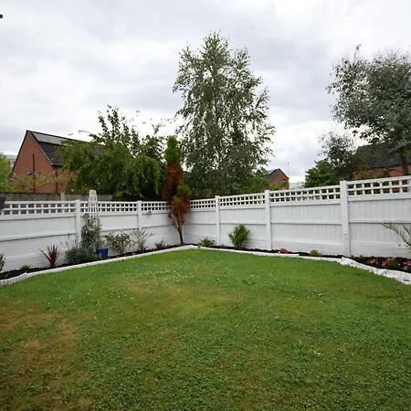 Modern 3br With Garden And Parking Mcr Ferienhaus