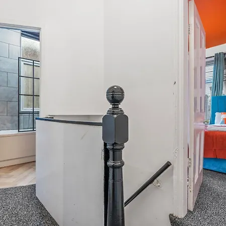 別荘 4 Bedroom House In Eccles, Trafford, - Sleeps 10 - 3 Double Beds - 4 Single Beds - Free Parking, Garden & Fast Fibre Wi-fi - Close To Trafford Centre, Mediacityuk, Salford Quays, And Both Old Trafford Stadiums マンチェスター