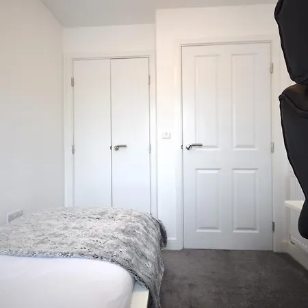 Modern 3br With Garden And Parking Mcr *