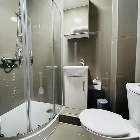 Stylish 5br 5ba In Salford Street Parking בית נופש *