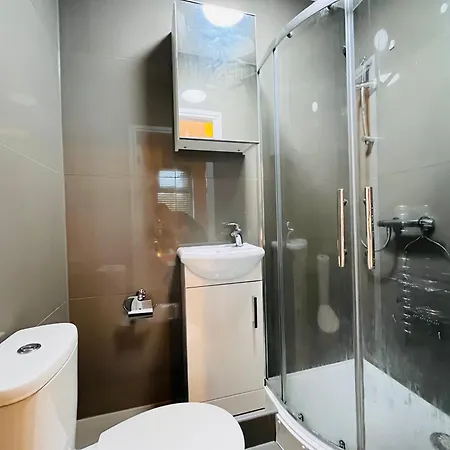 בית נופש Stylish 5br 5ba In Salford Street Parking *