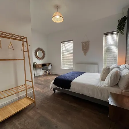 בית נופש Stylish 5br 5ba In Salford Street Parking