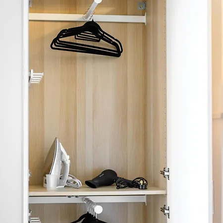 Bright And Cosy 3-bedroom Near - Free Parking - Sleeps 6 *