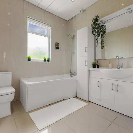 Bright And Cosy 3-bedroom Near - Free Parking - Sleeps 6 Σπίτι διακοπών