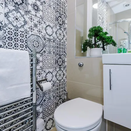 Spacious 4br With 3 Baths, Tatil Evi *
