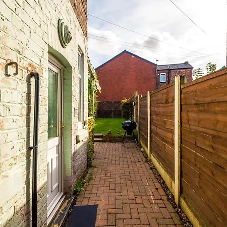 Spacious 4br With 3 Baths, * Manchester