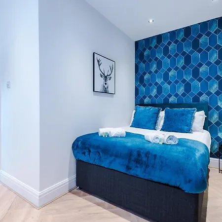 Stunning 5bed 3bath House, Parking, Prázdninový dům *