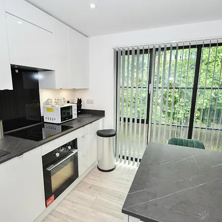 Modern 3br & 2ba With Free Parking, M4 *