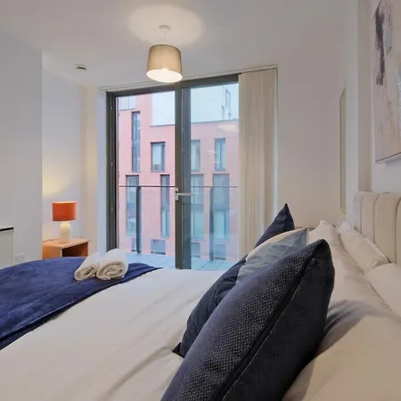 Modern 2 Bed With Balcony By Arndale Manchester