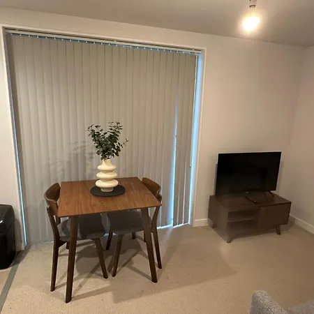Modern Retreat With Gym Access In Salford, *