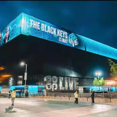 Stylish To Rent 100m From The Etihad And Coop Live