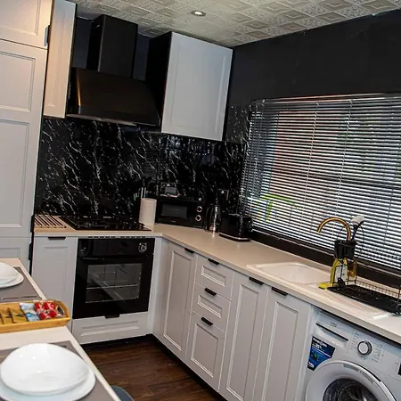 2br In Near Etihad Stadium With Parking *