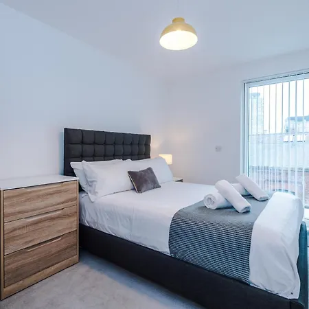 Stylish Two Bedroom With Balcony アパート *