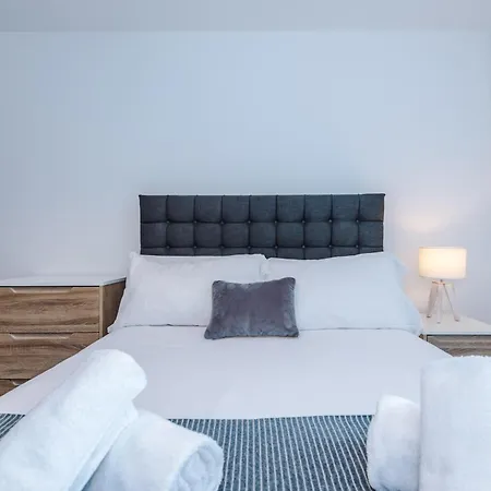 Stylish Two Bedroom With Balcony アパート