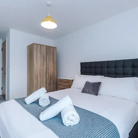Stylish Two Bedroom With Balcony アパート *