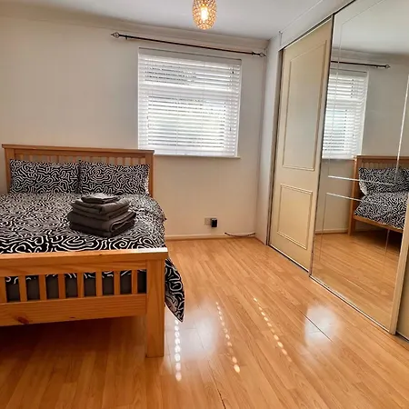 Stylish To Rent 100m From The Etihad And Coop Live *