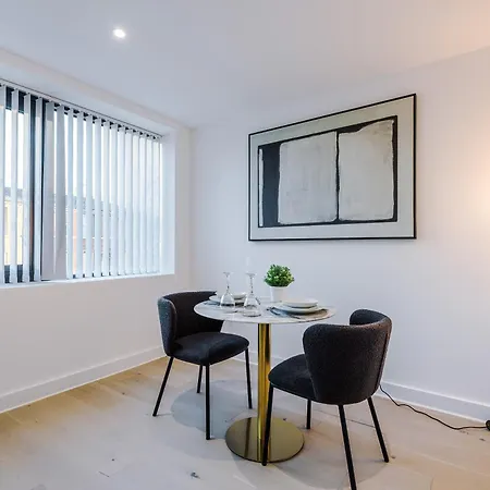 Stylish 1bed Fast Wi-fi Easy Access To *