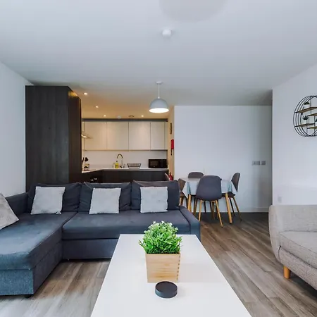 Stylish Two Bedroom With Balcony アパート *