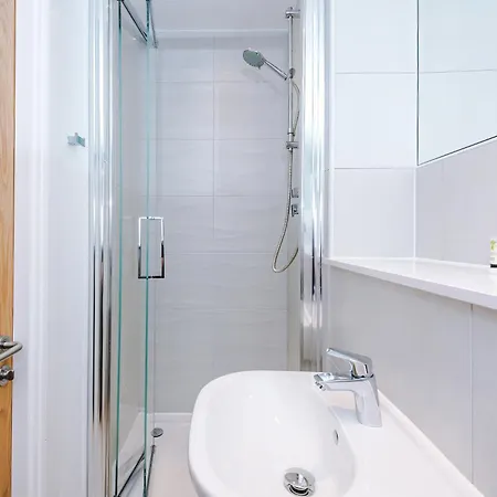 Stylish Two Bedroom With Balcony * マンチェスター