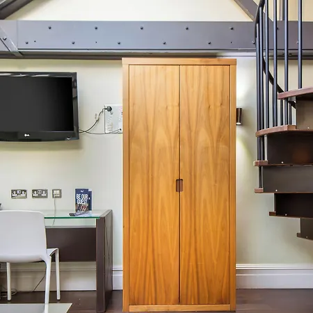 Roomzzz Aparthotel 4*