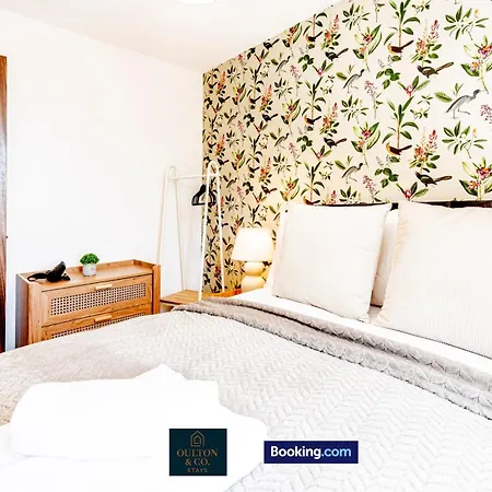 別荘 Luxury Retreat For 10 - Short Lets & Serviced With Hot Tub And Spacious Garden