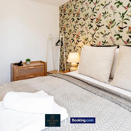 Luxury Retreat For 10 - Short Lets & Serviced With Hot Tub And Spacious Garden 別荘