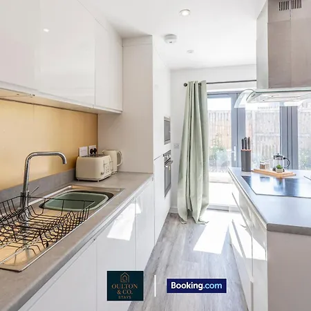 Luxury Retreat For 10 - Short Lets & Serviced With Hot Tub And Spacious Garden 別荘