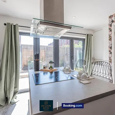 別荘 Luxury Retreat For 10 - Short Lets & Serviced With Hot Tub And Spacious Garden