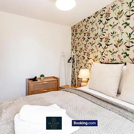 別荘 Luxury Retreat For 10 - Short Lets & Serviced With Hot Tub And Spacious Garden