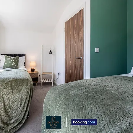 Spacious 5-bed House With A Hot Tub Sleeps 10 * Manchester
