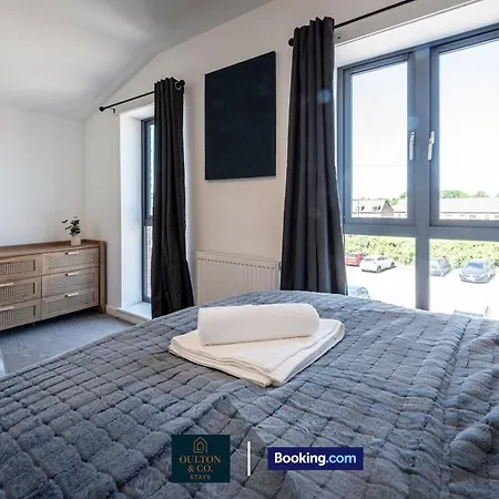 別荘 Luxury Retreat For 10 - Short Lets & Serviced With Hot Tub And Spacious Garden