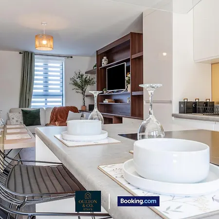 Luxury Retreat For 10 - Short Lets & Serviced With Hot Tub And Spacious Garden 別荘