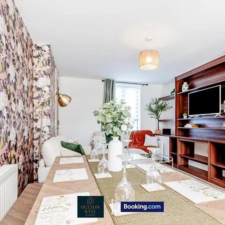 Spacious 5-bed House With A Hot Tub Sleeps 10 * Manchester