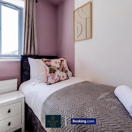 Luxury Retreat For 10 - Short Lets & Serviced With Hot Tub And Spacious Garden 別荘 *