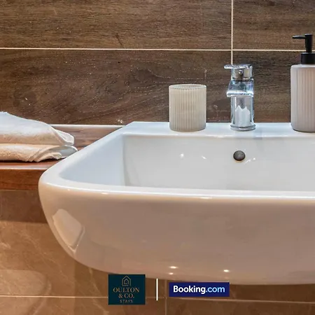 Luxury Retreat For 10 - Short Lets & Serviced With Hot Tub And Spacious Garden * マンチェスター