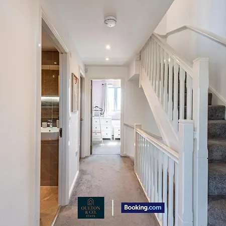 Luxury Retreat For 10 - Short Lets & Serviced With Hot Tub And Spacious Garden *