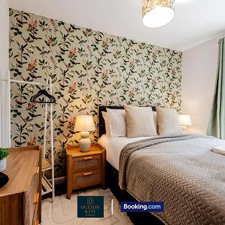 Luxury Retreat For 10 - Short Lets & Serviced With Hot Tub And Spacious Garden マンチェスター