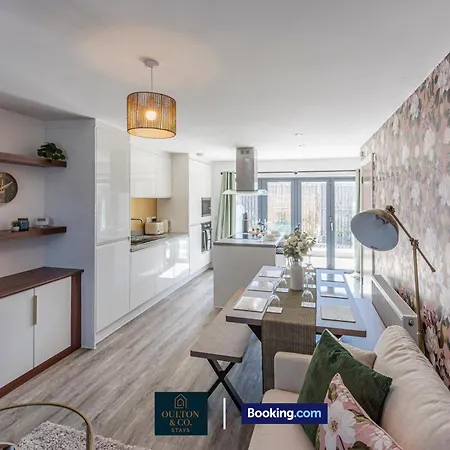 Luxury Retreat For 10 - Short Lets & Serviced With Hot Tub And Spacious Garden 別荘 *