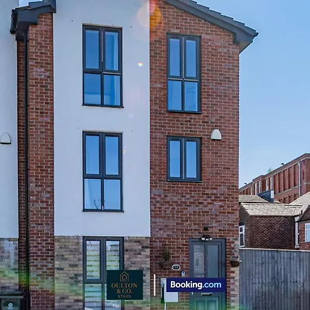 別荘 Luxury Retreat For 10 - Short Lets & Serviced With Hot Tub And Spacious Garden