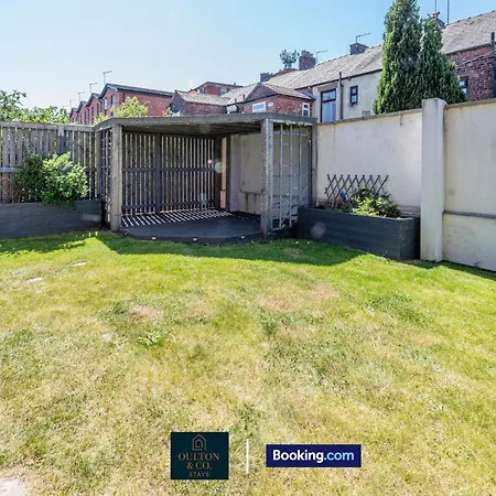 Luxury Retreat For 10 - Short Lets & Serviced With Hot Tub And Spacious Garden *