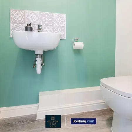 Luxury Retreat For 10 - Short Lets & Serviced With Hot Tub And Spacious Garden