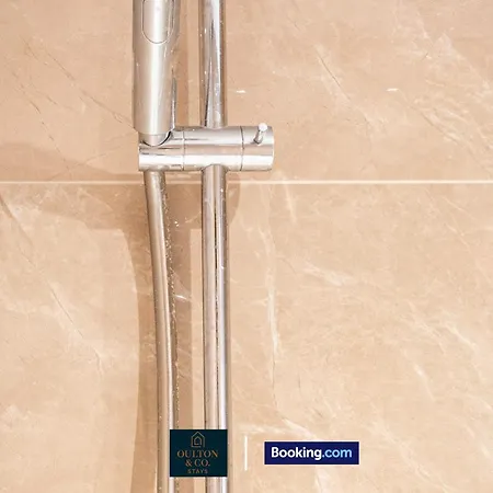 別荘 Luxury Retreat For 10 - Short Lets & Serviced With Hot Tub And Spacious Garden