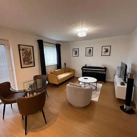 Centrally Located Modern 2 Bedroom Apartment, Minutes Walk To Ao Arena *