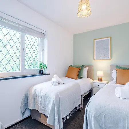 Stylish - 5g Wifi - Free Off-road Parking - Sleeps 7 *